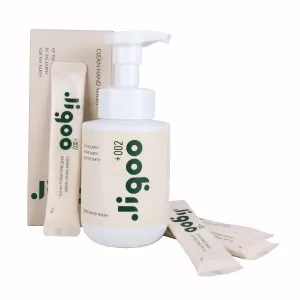Earth's Future 8oz Hand wash foaming bottle and 4 refills